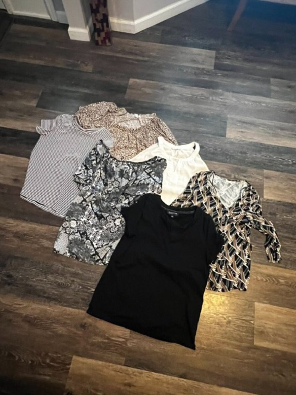 Women's Lot of 6 tops, All Size XL, Old Navy, Dress Barn, Ex Con, Great Deal!